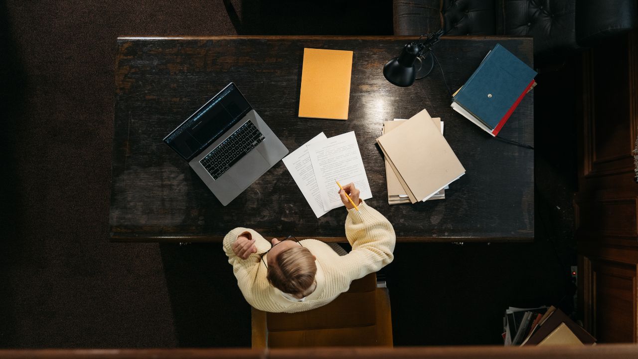 Featured image for Writing With AI's essay expander guide.